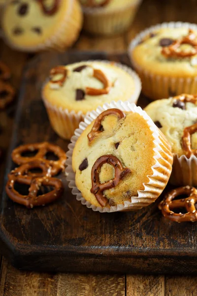 Chocolate chip and pretzel muffins — Stock Photo, Image