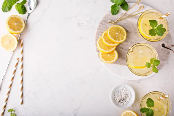 Limonada com gelo e hortelã — Fotografia de Stock