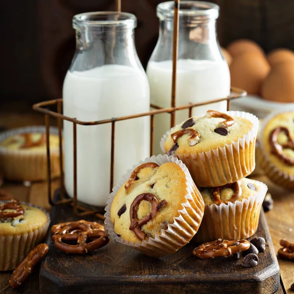 Chip de chocolate e muffins pretzel — Fotografia de Stock