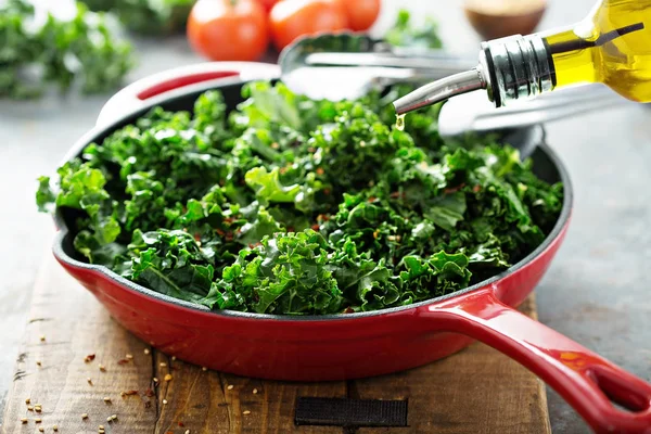 Gebakken boerenkool met chili vlokken — Stockfoto