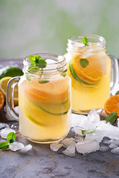 Citrus lemonad med apelsiner, citroner och limefrukter — Stockfoto