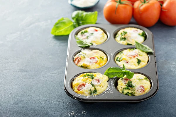 Healthy egg muffins, mini frittatas with tomatoes — Stock Photo, Image