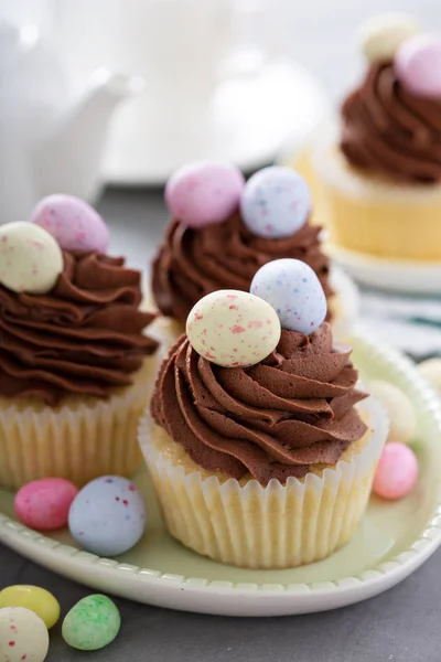 Easter vanilla cupcakes with chocolate frosting — Stock Photo, Image