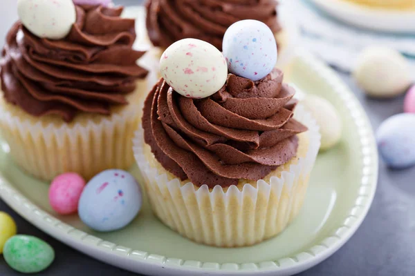 Húsvéti vanília cupcakes a csokoládé cukormáz — Stock Fotó