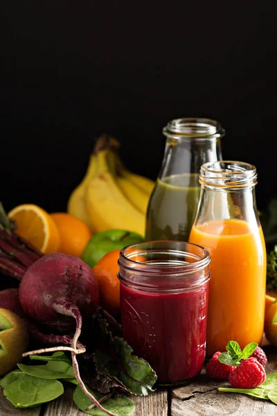 Свежие овощные и фруктовые соки со свеклой, ягодами и зеленью — стоковое фото