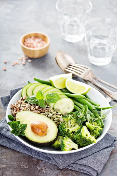 Tigela de almoço vegan verde com quinoa e abacate — Fotografia de Stock