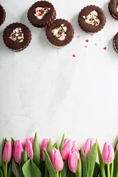 Sanduíches de biscoito de chocolate para o Dia dos Namorados — Fotografia de Stock