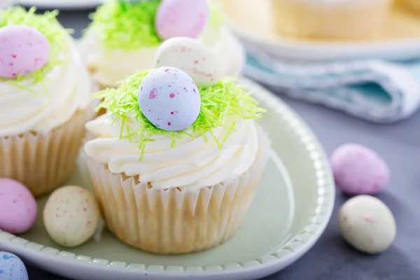 Pasen vanille cupcakes met roomkaas frosting — Stockfoto