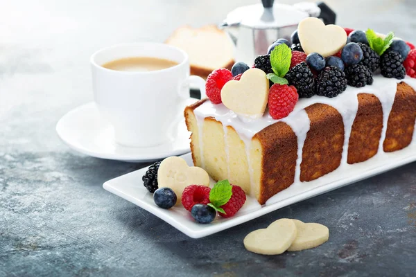 Sevgililer günü için vanilyalı sade kek — Stok fotoğraf
