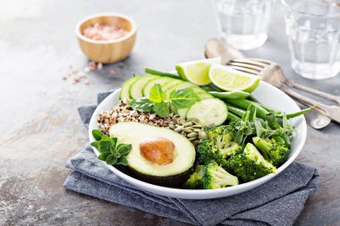 Quinoa ve avokado ile yeşil vegan yemek kase