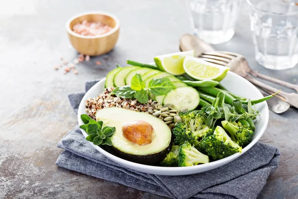 Comedor vegano verde con quinua y aguacate —  Fotos de Stock