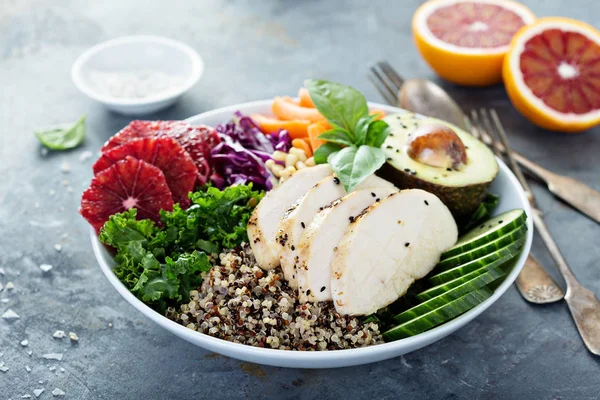 Tigela de almoço saudável com frango e quinoa — Fotografia de Stock