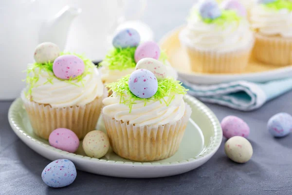 Ostern Vanille Cupcakes mit Frischkäse Zuckerguss — Stockfoto