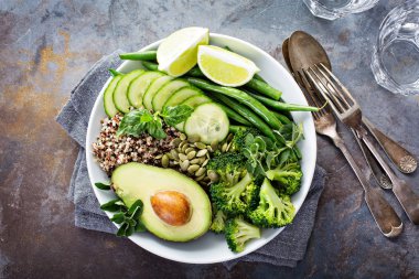 Quinoa ve avokado ile yeşil vegan yemek kase