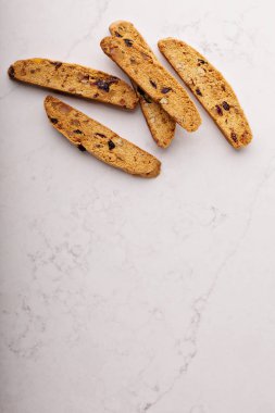 Mermer bir yüzey üzerinde ev yapımı bisküvi