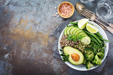 Quinoa ve avokado ile yeşil vegan yemek kase