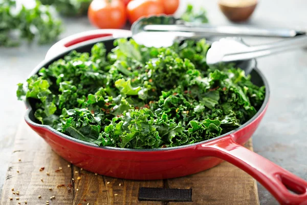 Sauteed kale with chili flakes — Stock Photo, Image