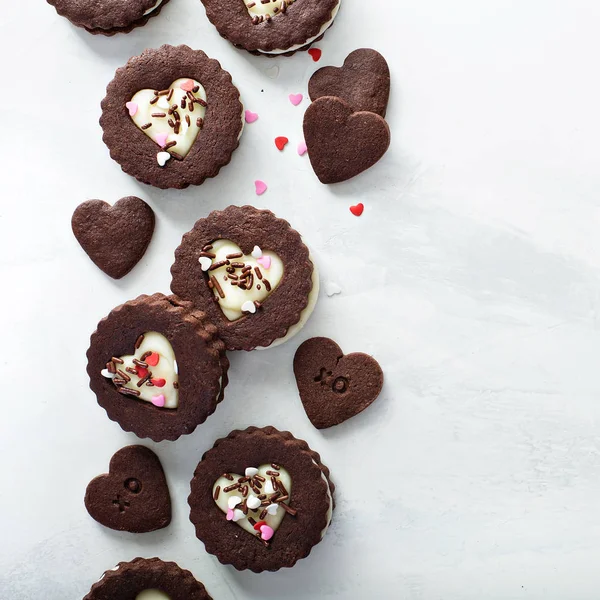 Sanduíches de biscoito de chocolate para o Dia dos Namorados — Fotografia de Stock