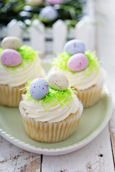 Magdalenas de vainilla de Pascua con glaseado de queso crema —  Fotos de Stock