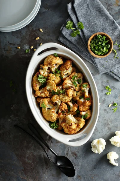 Roasted cauliflower with pine nuts and parsley — Stock Photo, Image