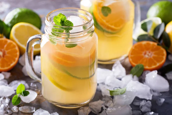 Zitruslimonade mit Orangen, Zitronen und Limetten — Stockfoto