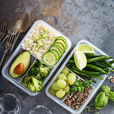 Vegan yeşil yemek hazırlık kapları pilav ve sebze ile