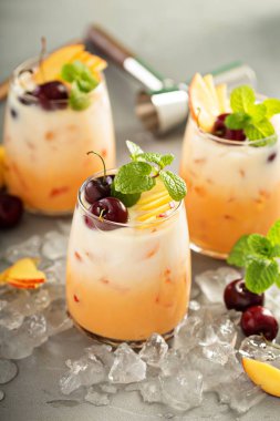 Yaz vişne ve şeftali Hindistan cevizi sütü kokteyl