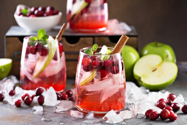 Холодный зимний коктейль с клюквой и яблоком — стоковое фото