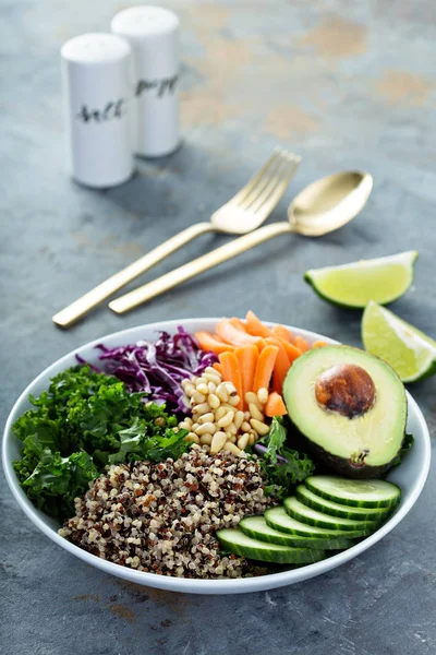 Tigela Vegan com legumes e quinoa — Fotografia de Stock