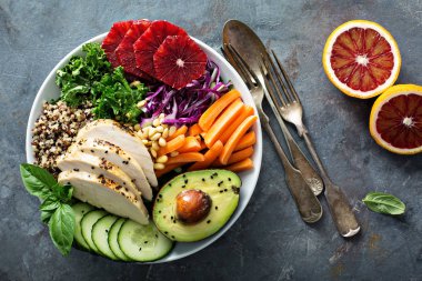 Tavuk ve quinoa ile sağlıklı öğle yemeği kase