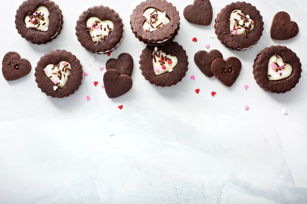 Sanduíches de biscoito de chocolate para o Dia dos Namorados — Fotografia de Stock