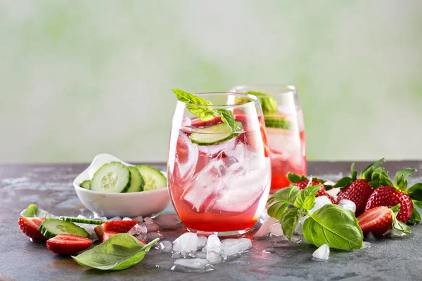 Refreshing spring or summer cocktails with strawberry and cucumber — Stock Photo, Image