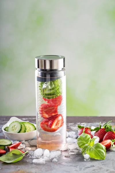 Çilek, salatalık ve fesleğen ile infüzyon su