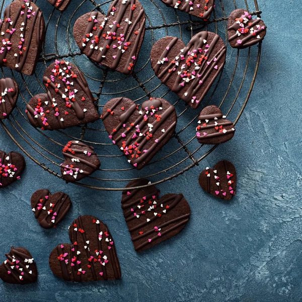 Biscoitos de chocolate com polvilhas para o Dia dos Namorados — Fotografia de Stock