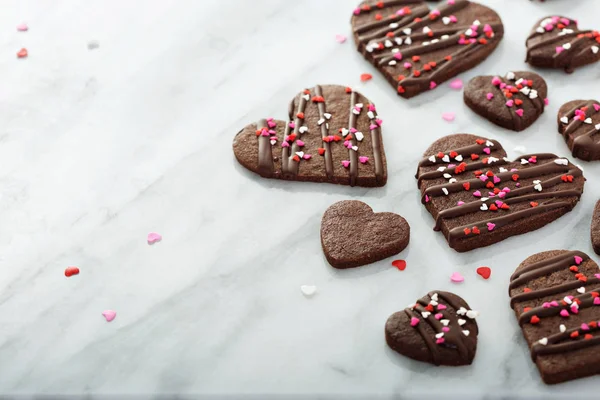 Biscuits au chocolat avec saupoudrer pour la Saint Valentin — Photo