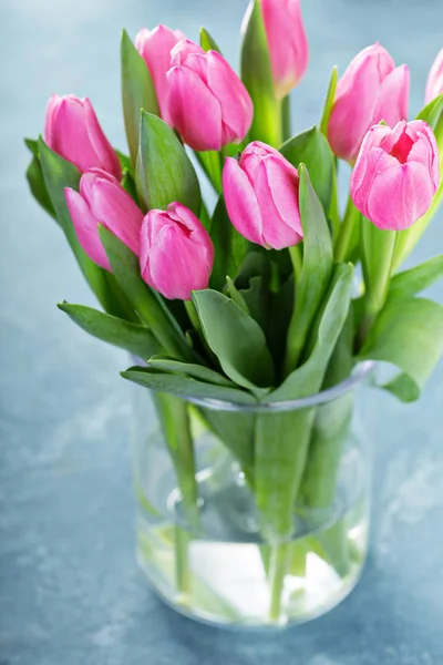 Roze tulpen in een glasvaas — Stockfoto