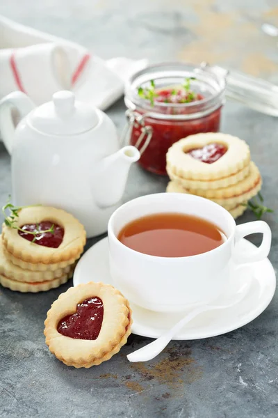 Vanilla cookies with strawberry filling — Stock Photo, Image