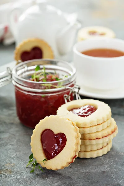 Vanille koekjes met aardbeien vulling — Stockfoto