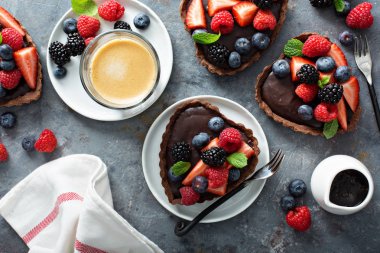 Çikolata ganache tart taze çilek ile