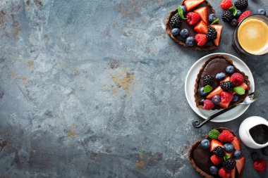 Çikolata ganache tart taze çilek ile