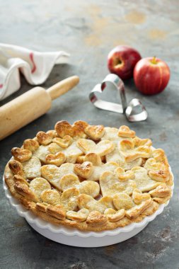 Elmalı turta yürekleri kabuk şeklinde