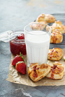 Kalp pasta çilekli el şeklinde