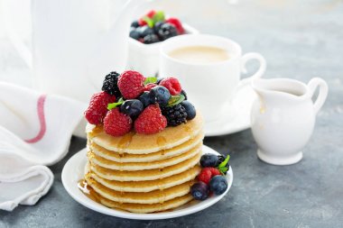 Taze çilek ile ayran krep yığını