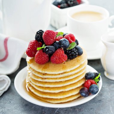 Taze çilek ile ayran krep yığını