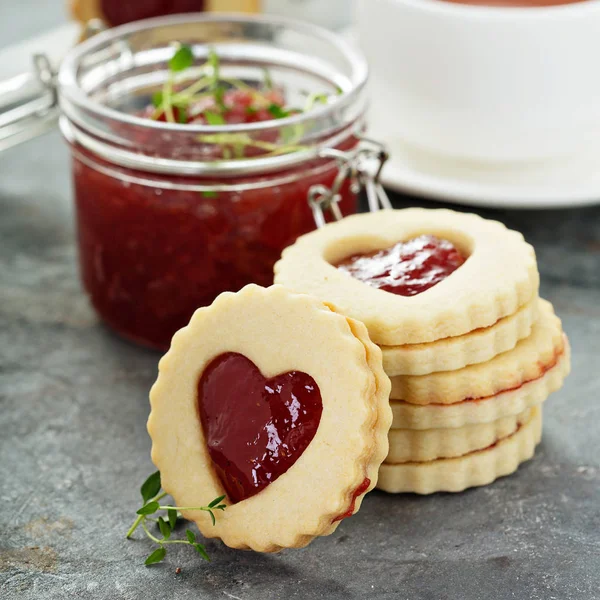 Vanille koekjes met aardbeien vulling — Stockfoto