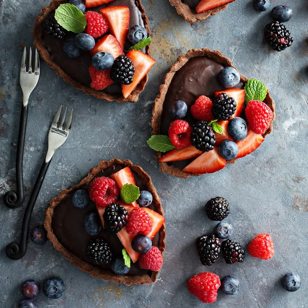 Tartes à la ganache au chocolat aux baies fraîches — Photo