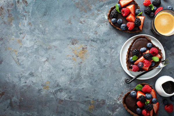 Çikolata ganache tart taze çilek ile