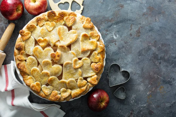 Tarta de manzana con corteza en forma de corazón — Foto de Stock