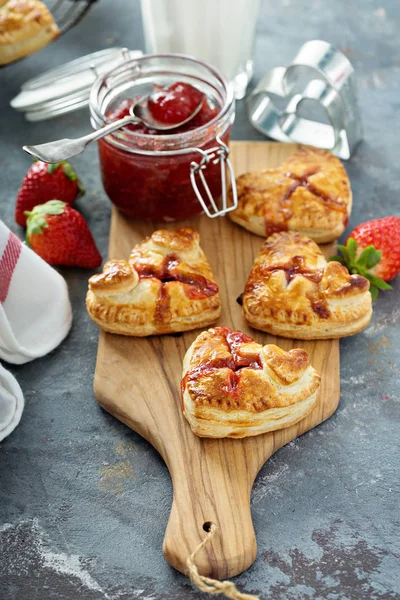 Heart shaped strawberry hand pies — Stock Photo, Image