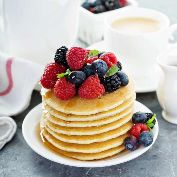 Taze çilek ile ayran krep yığını